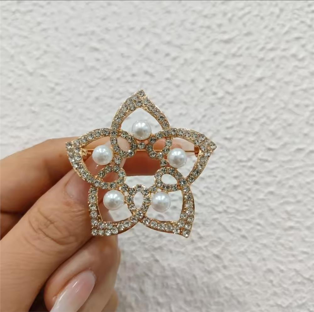 Gold Taşlı İncili Çiçek Broş