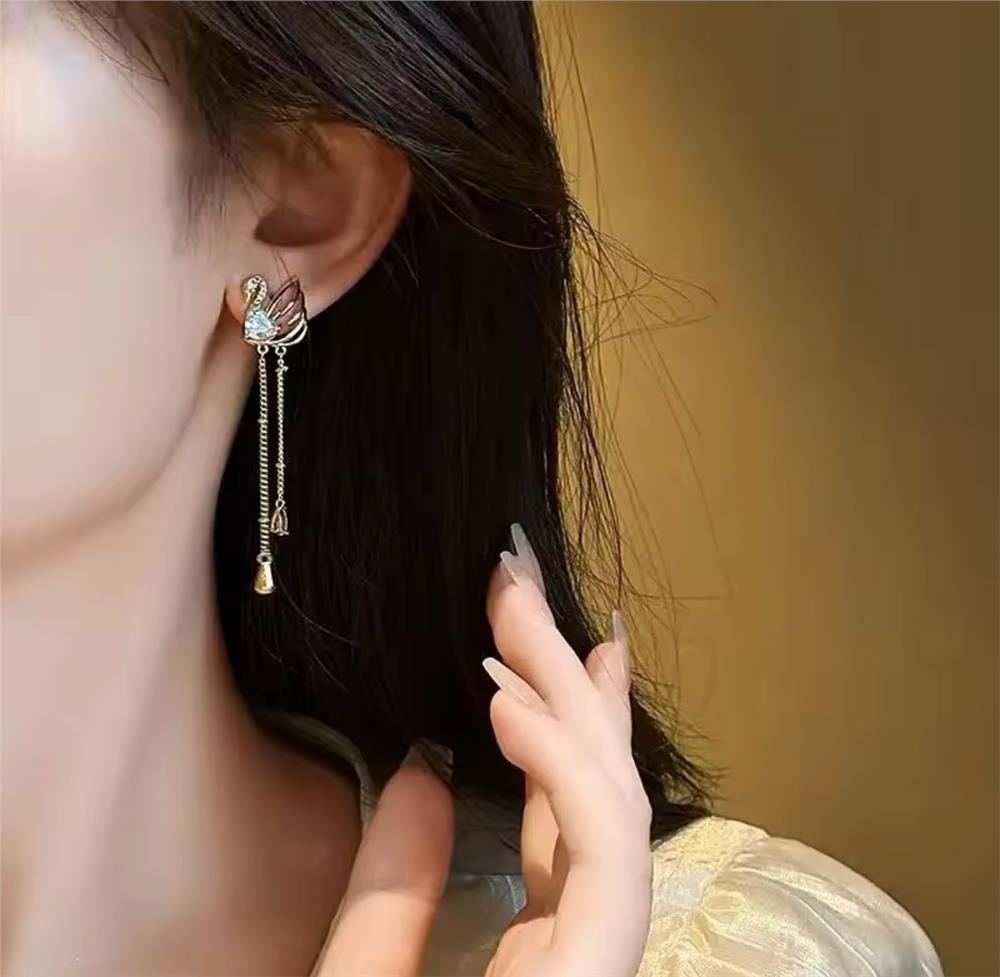 Gold Taşlı Sallantılı Kuğu Küpe