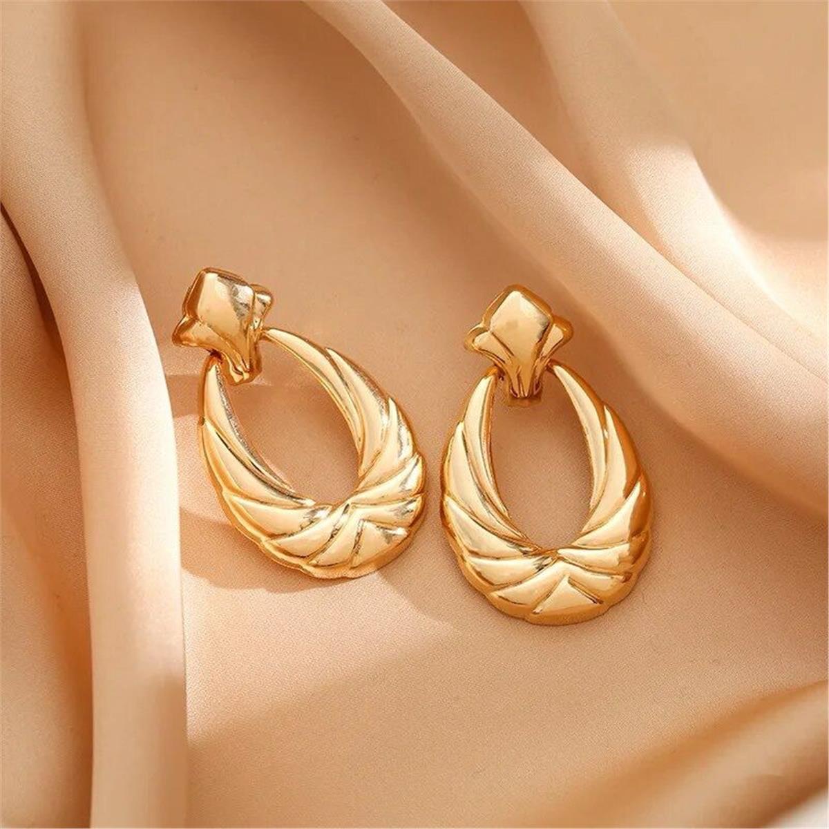 Gold Vintage Desenli Küpe