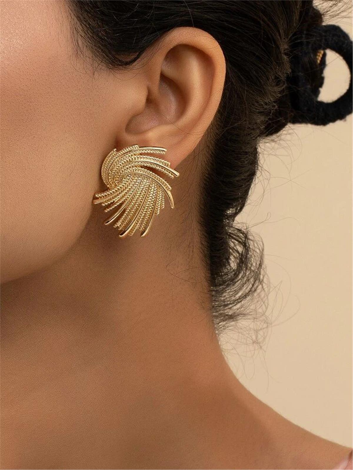 Gold Vintage Kıvrık Küpe