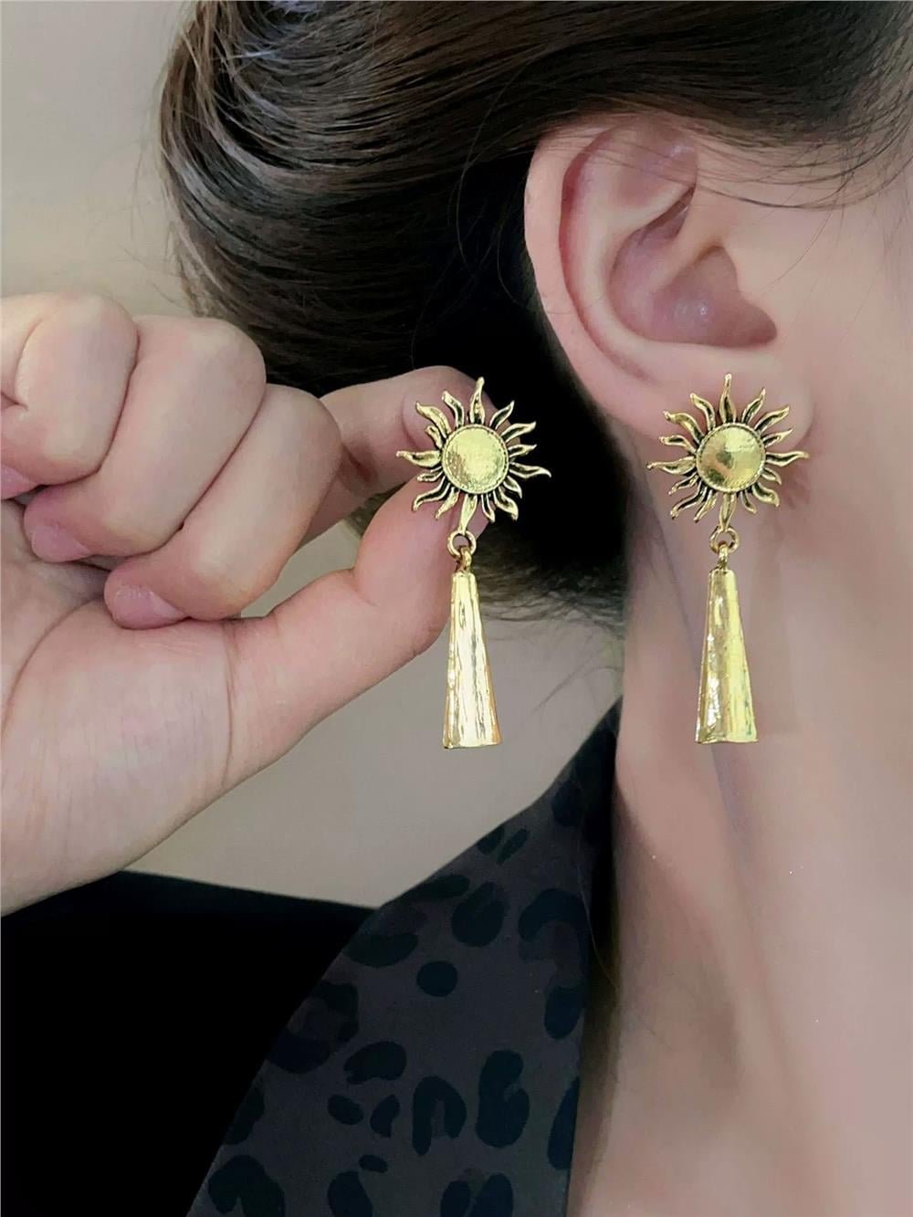Gold Vintage Tarzı Güneş Figürlü Sallantılı Küpe