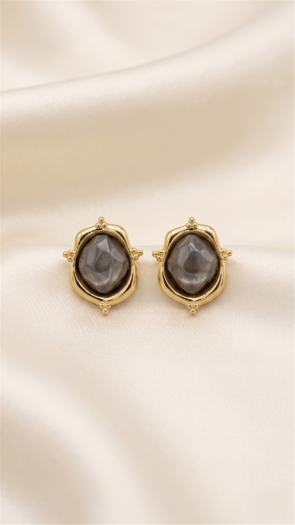 Gri Faset Kesim Taşlı Gold Rengi Çerçeveli Vintage Geometrik Çivi Küpe.