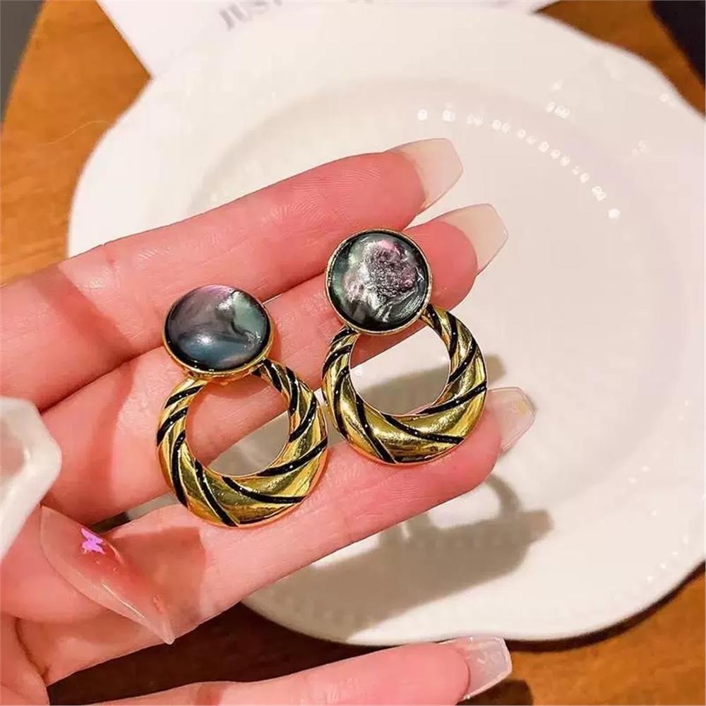 Gri Sedef Taşlı Burgulu Gold Vintage Küpe