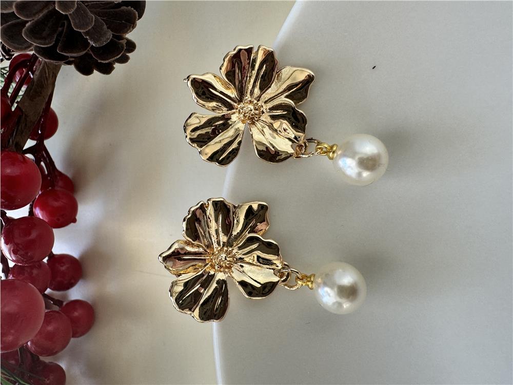 İncili Gold Çiçek Küpe