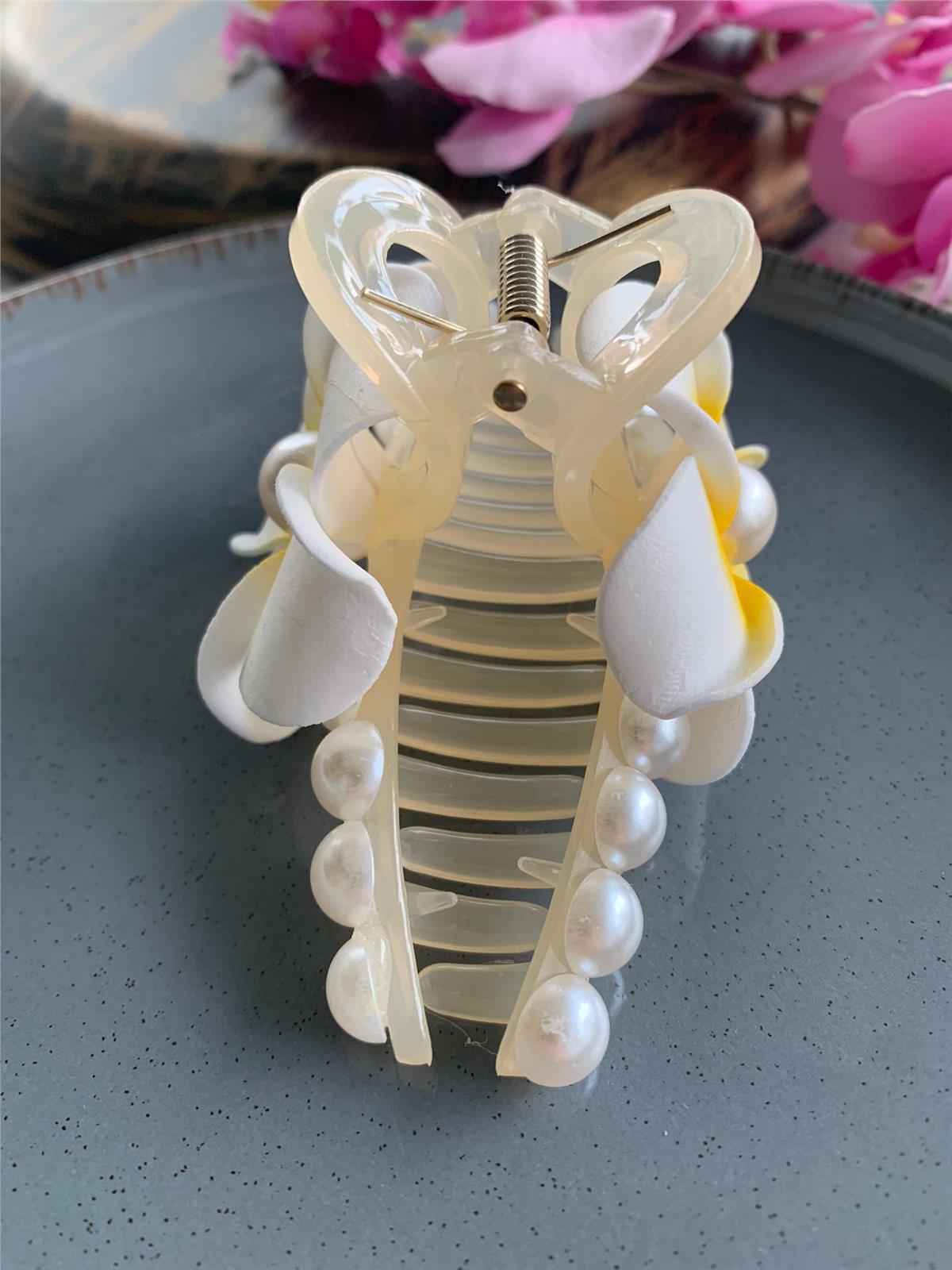İncili Plumeria Çiçekli Büyük Mandal Toka