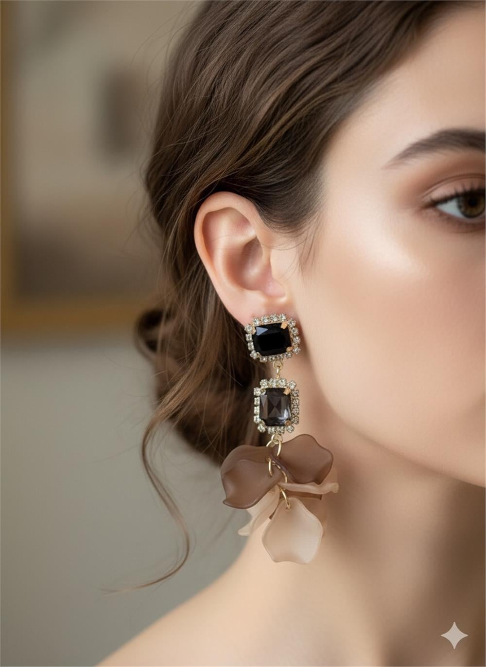 Kahve & Bej Yapraklı Siyah Taşlı Sallantılı Küpe