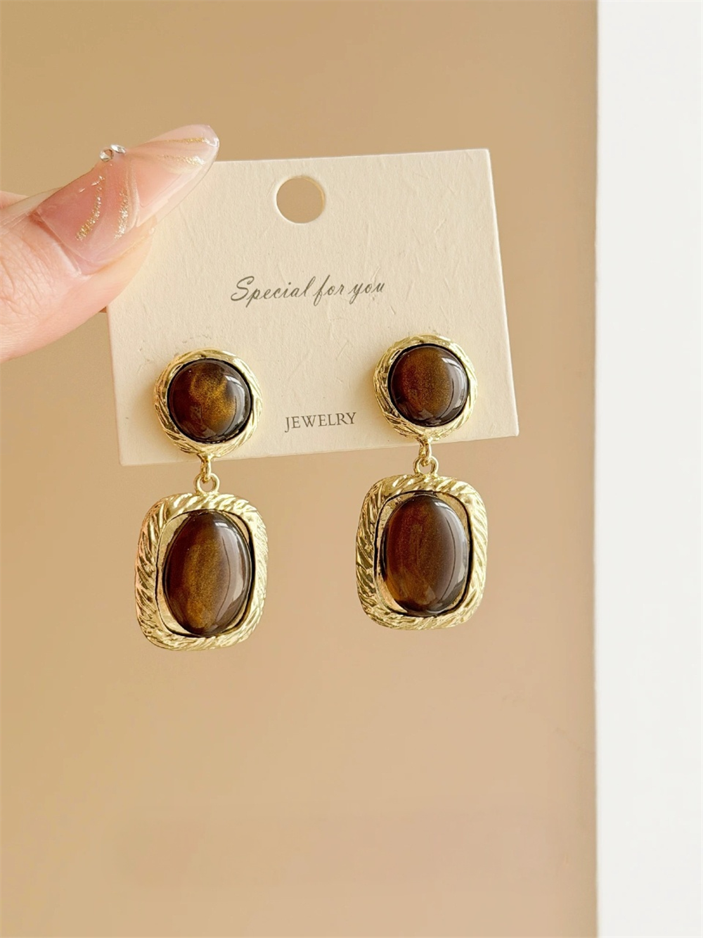 Kahverengi Oval Taşlı Altın Renkli Sarkıt Küpe