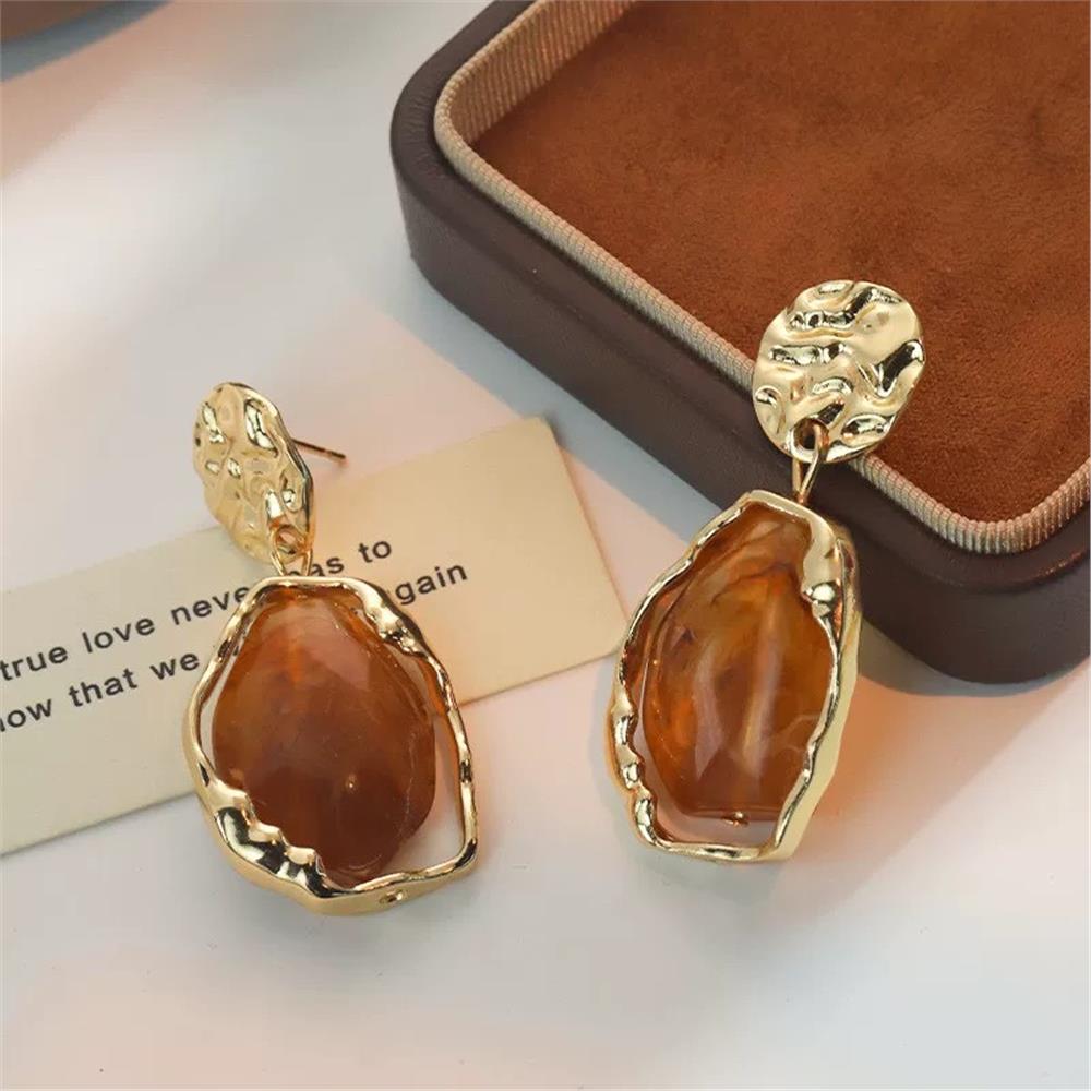 Kahverengi Taşlı Gold Küpe