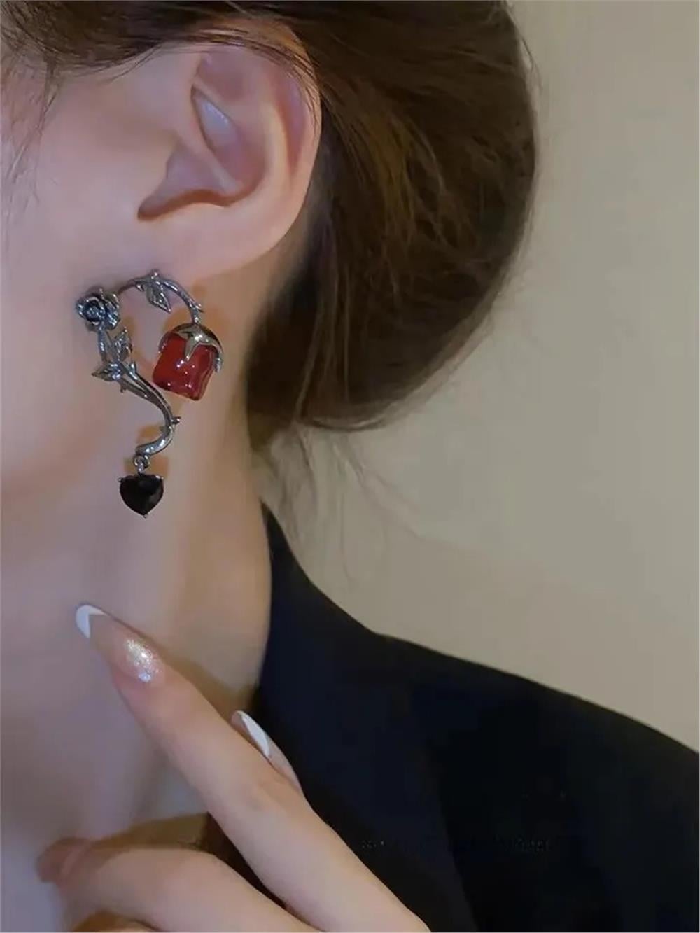 Kırmızı Gül Ve Kalpli Yapraklı Gothic Küpe 