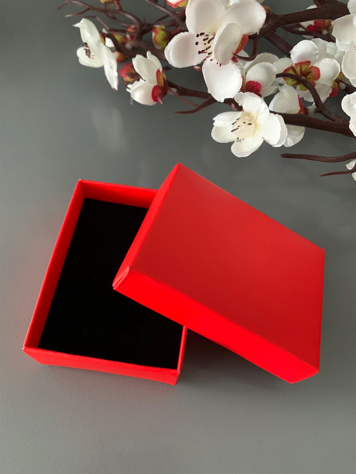 Kırmızı Hediye Kutusu