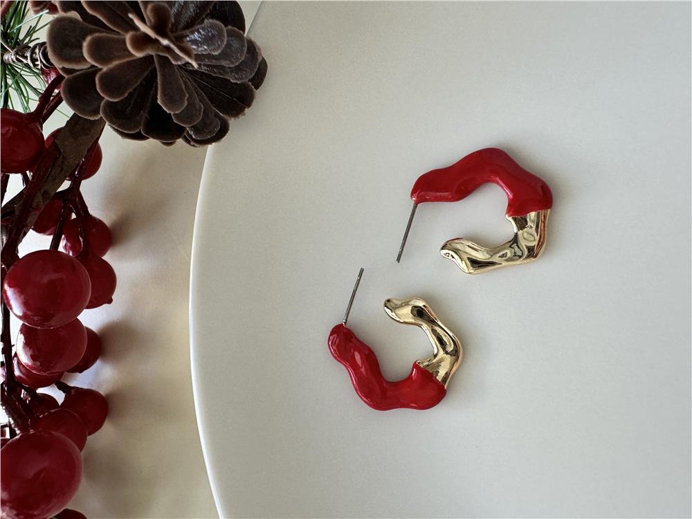 Kırmızı Mineli Dalgalı Halka Küpe