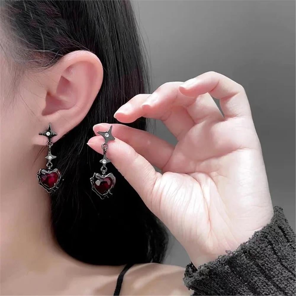 Kırmızı Taşlı Kalp Gothic Küpe