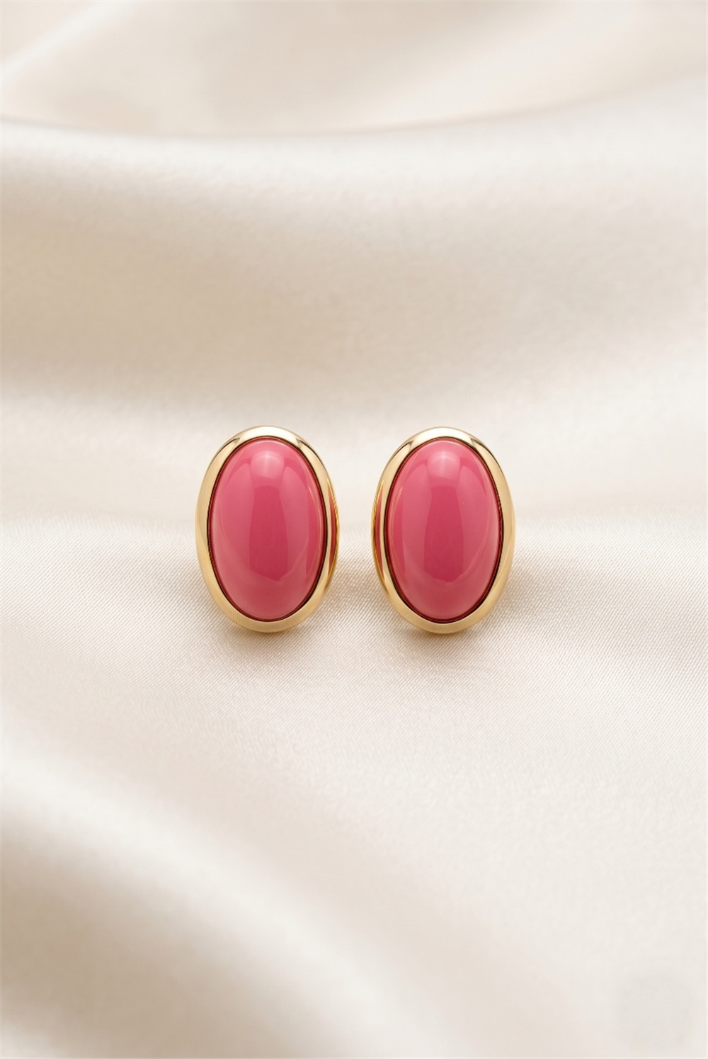 Koyu Pembe Taşlı Gold Rengi Çerçeveli Minimal Oval Küpe