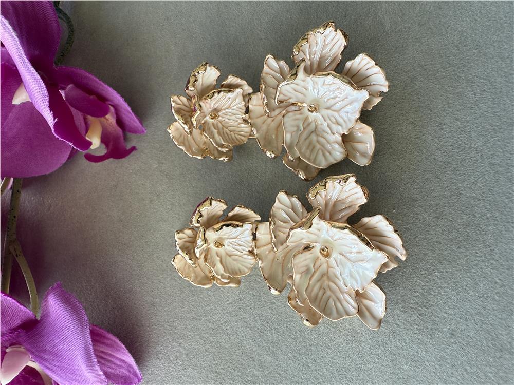 Krem Katmanlı İkili Çiçek Küpe