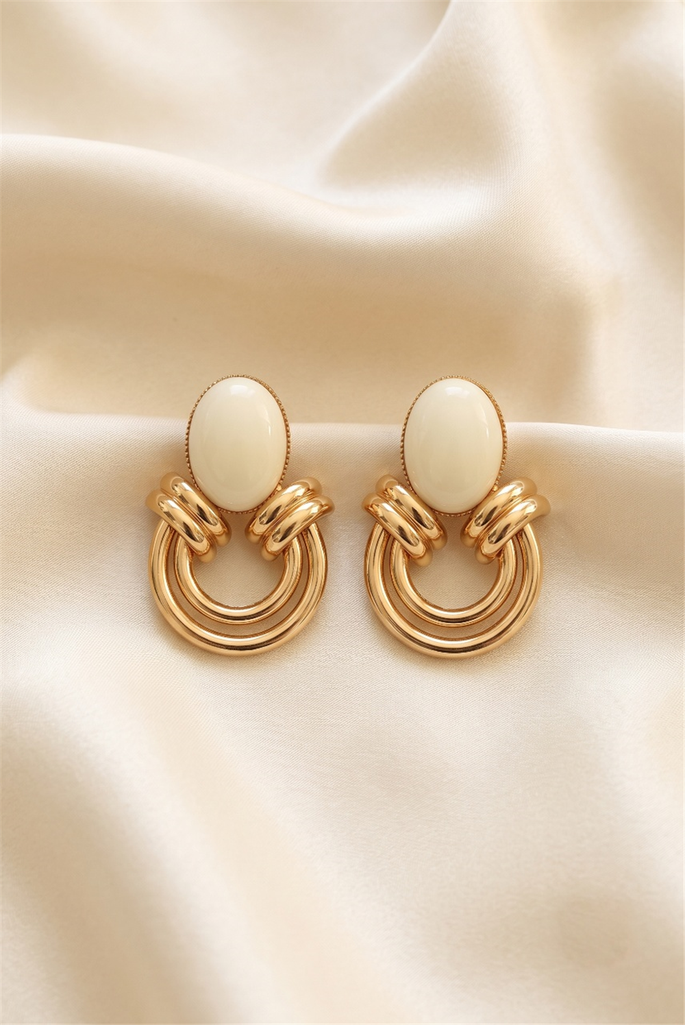 Krem Oval Taşlı Halka Detaylı Küpe