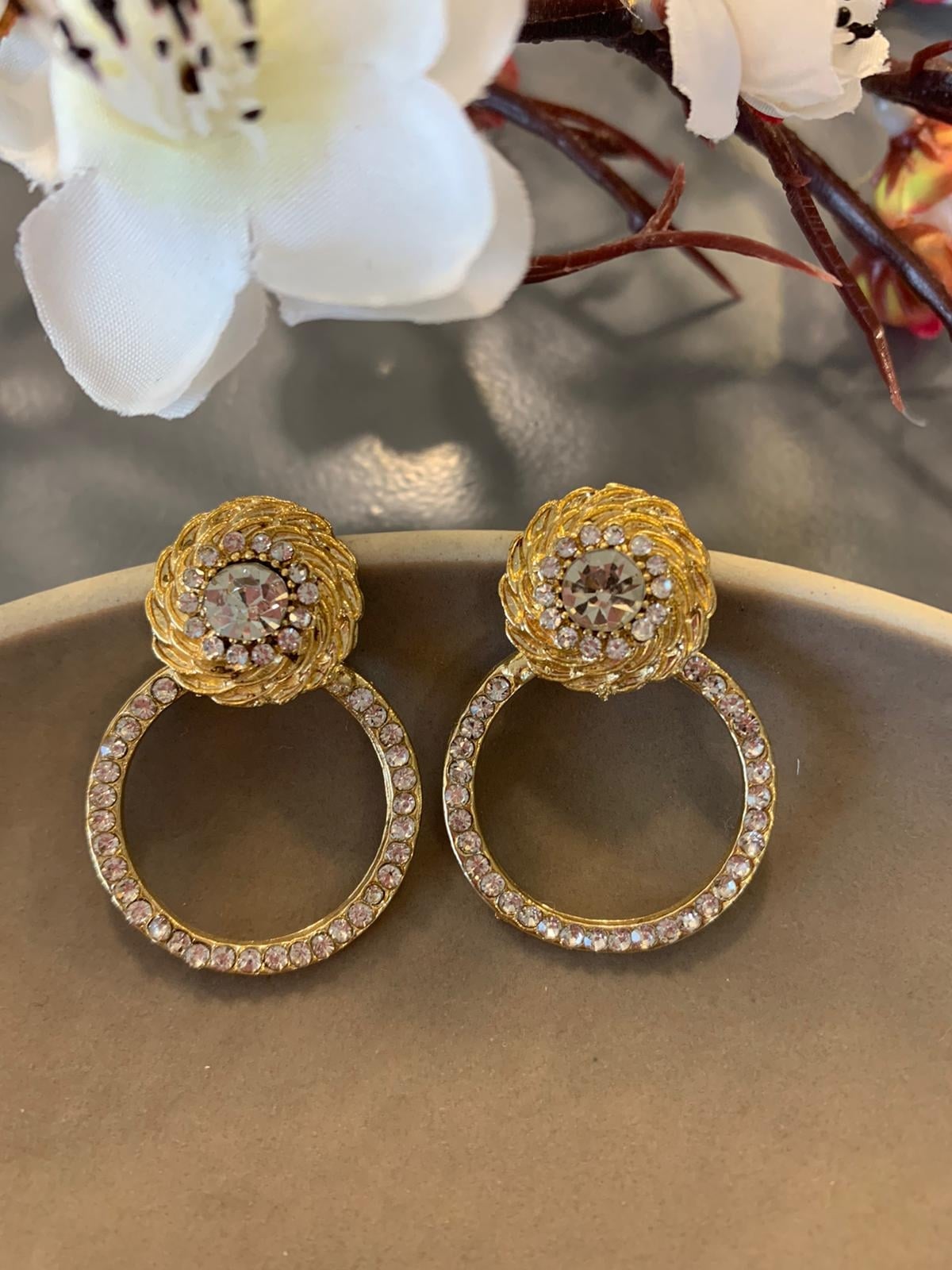 Kristal Halkalı Vintage Burgulu Küpe