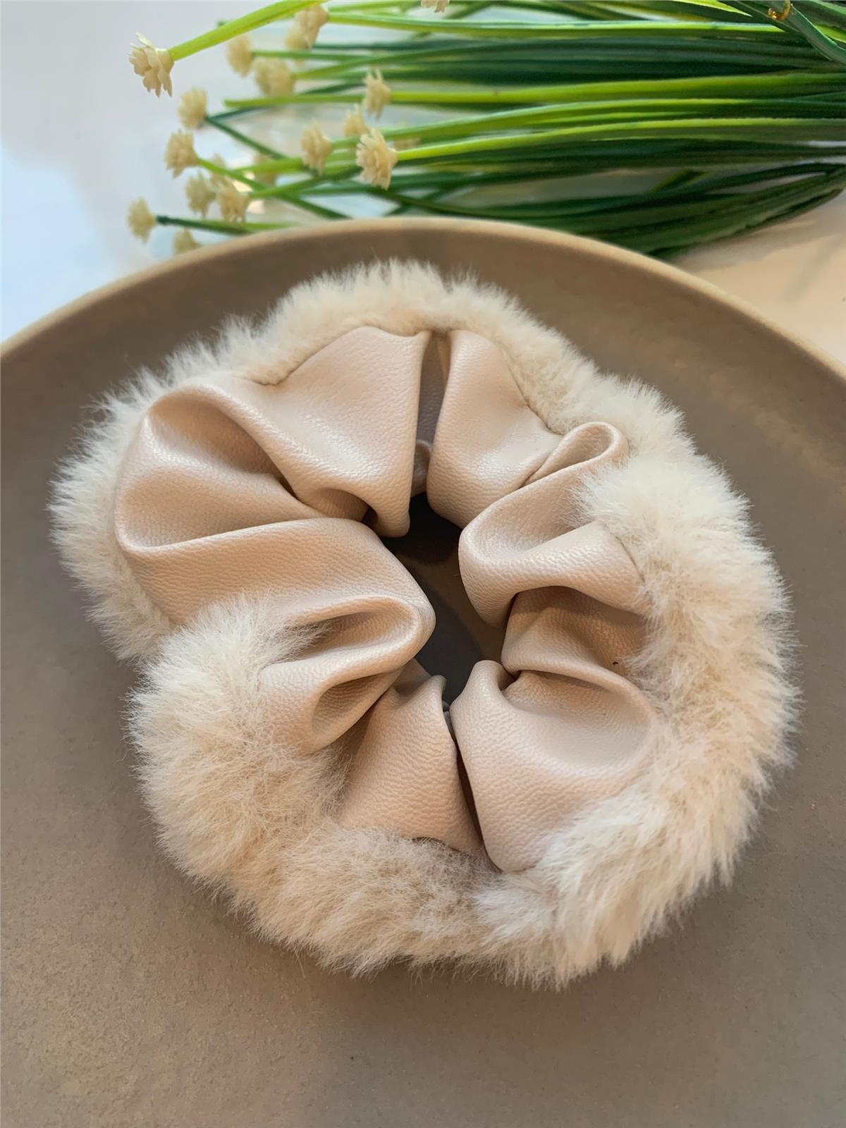 Kürklü Krem Deri Lastik Toka