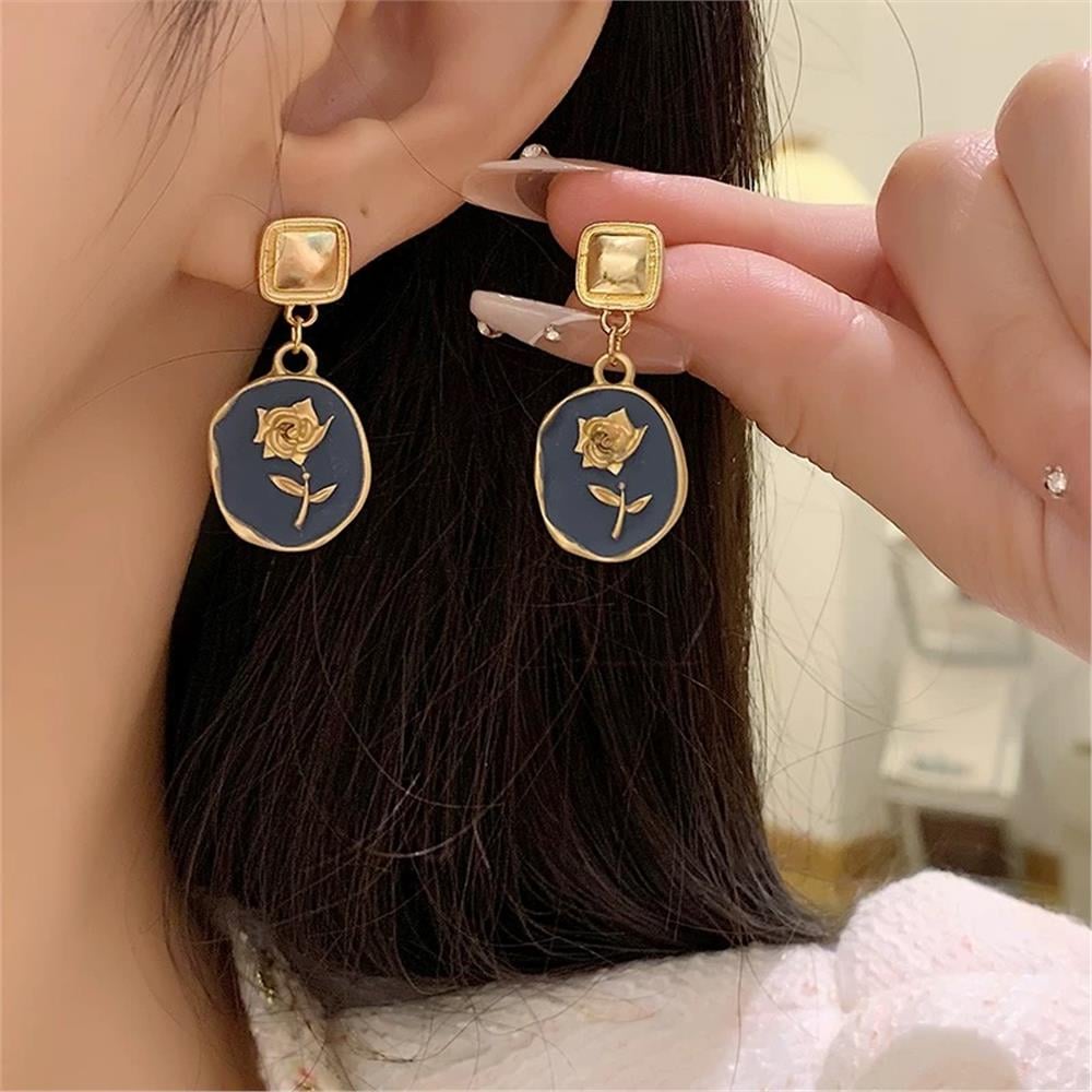Lacivert Mineli ve Gold Gül Motifli Kare Sallantılı Küpe