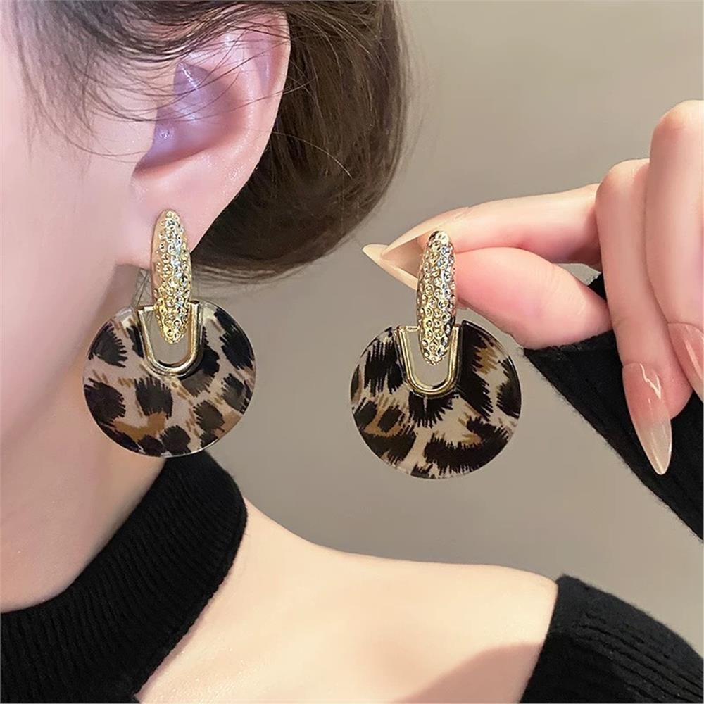 Leopar Desenli Akrilik Halka Sallantılı Gold Küpe