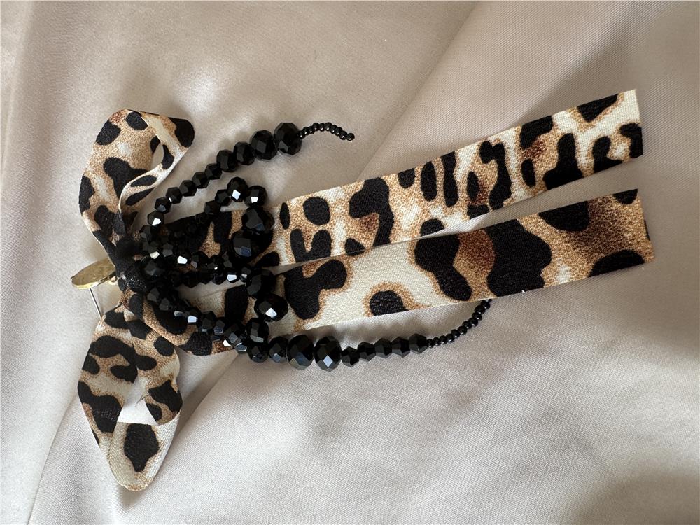 Leopar Fiyonklu Boncuklu Geniş Küpe