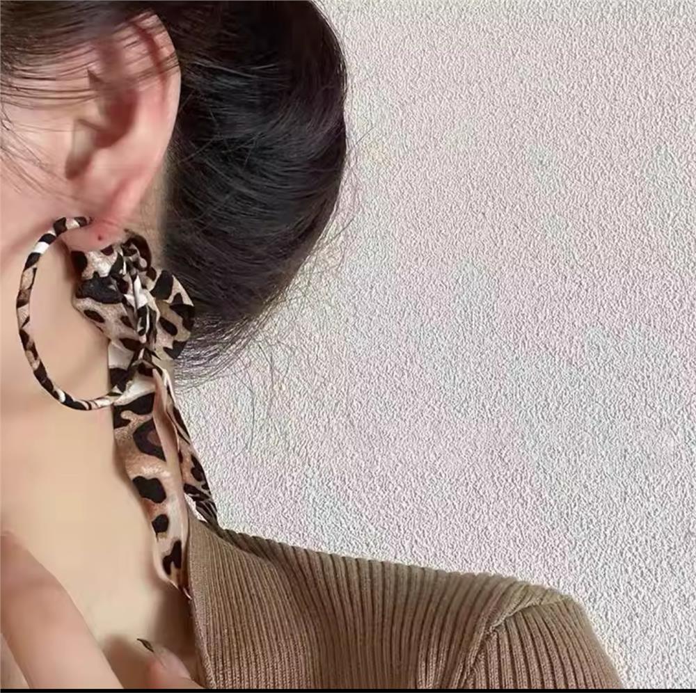 Leopar Kumaş Sallantılı Halka Küpe