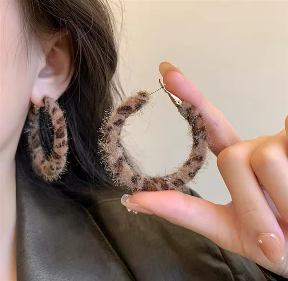 Leopar Peluş Halka Küpe