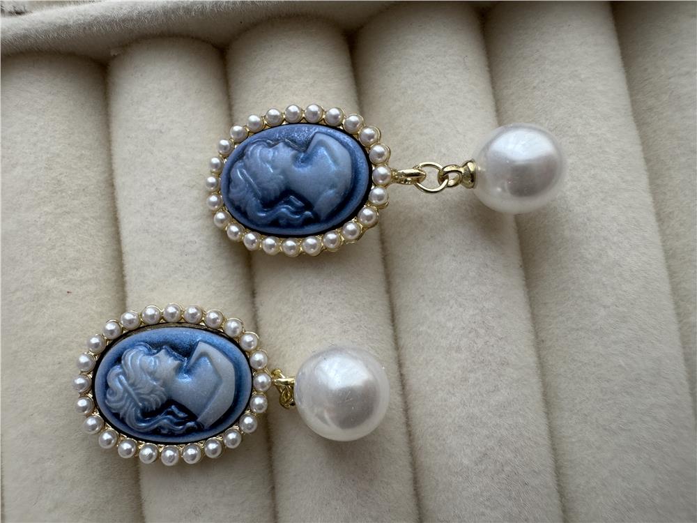 Mavi Lady Cameo Kabartmalı İnci Sallantılı Vintage Küpe