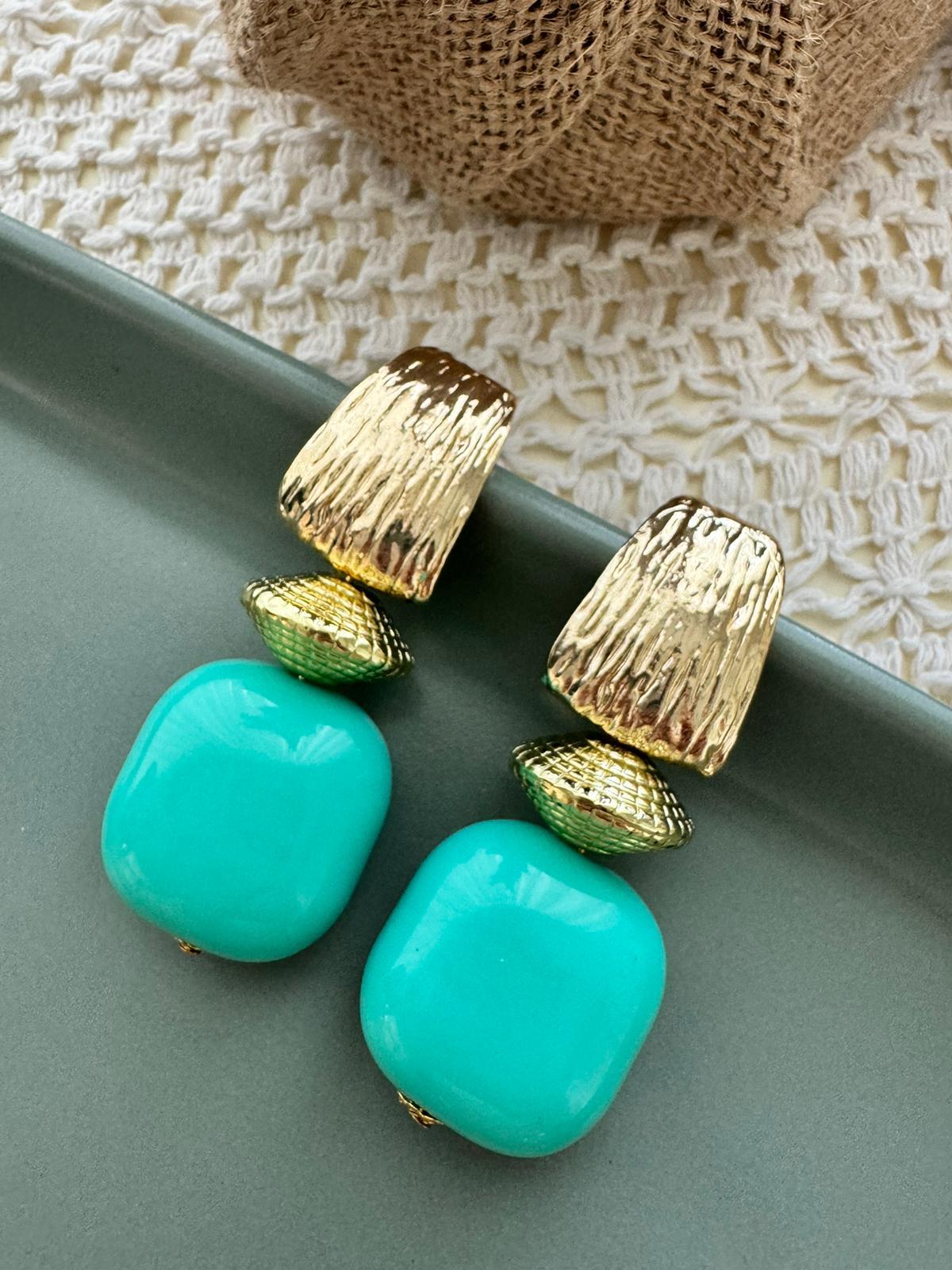 Mint Yeşil Kare Taşlı Gold Tasarım Küpe
