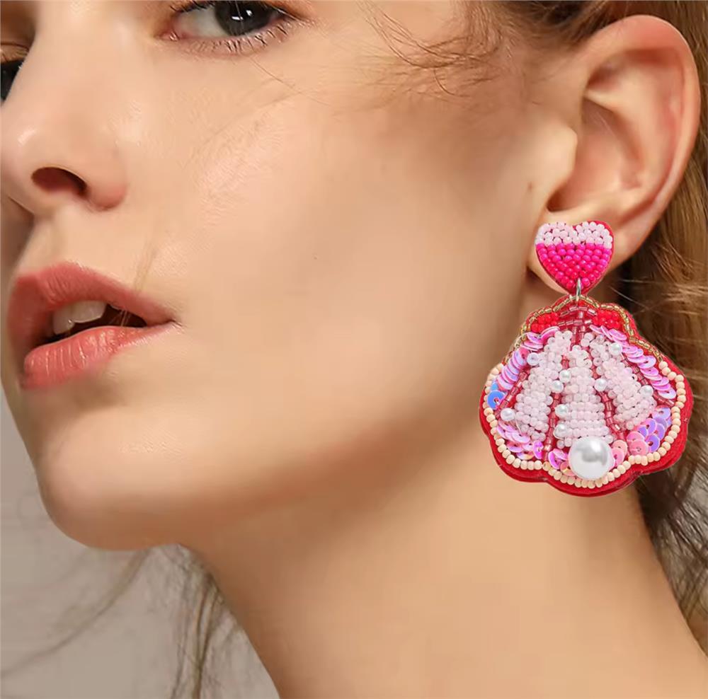 Pembe Boncuk İşlemeli Midye Küpe