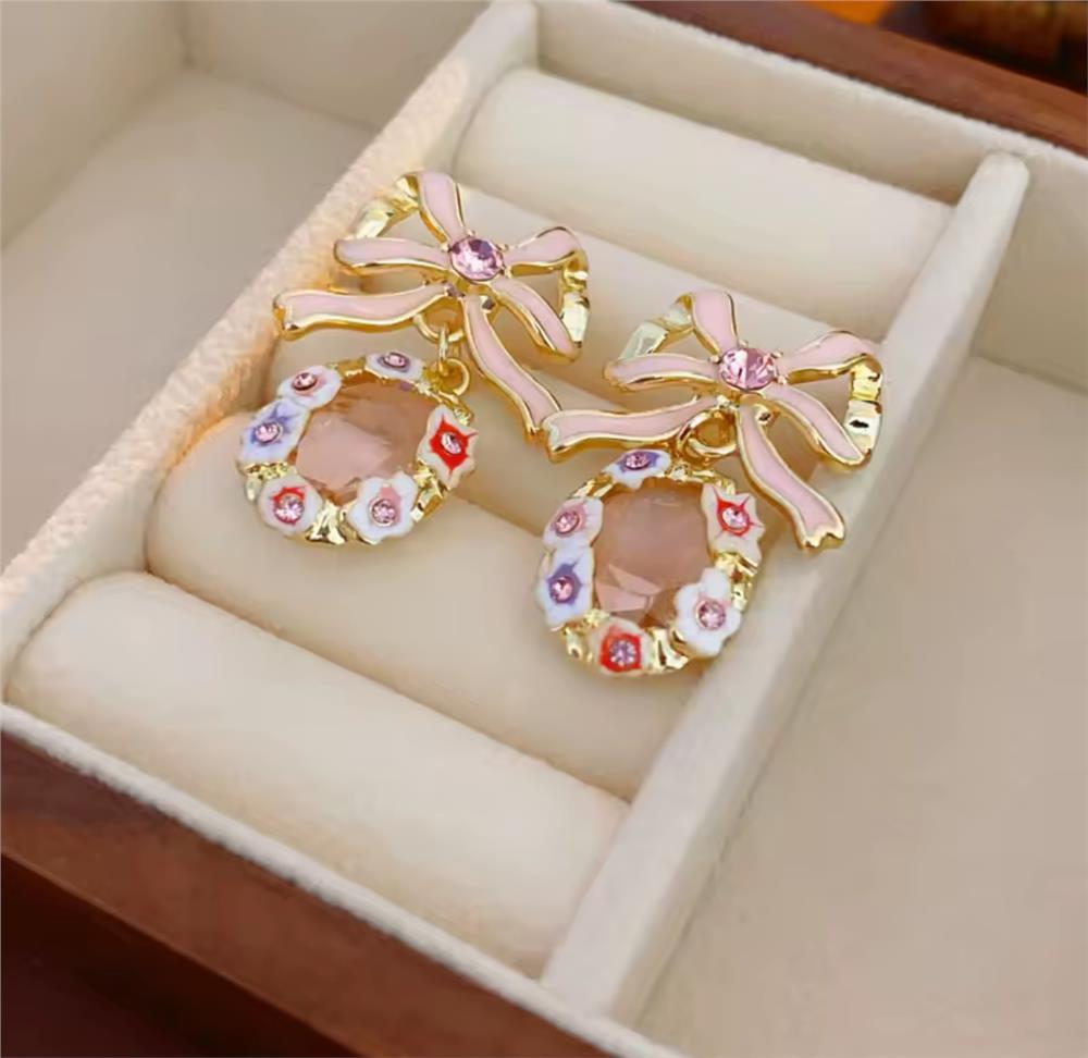 Pembe Çiçekli Fiyonklu Oval Taşlı Küpe