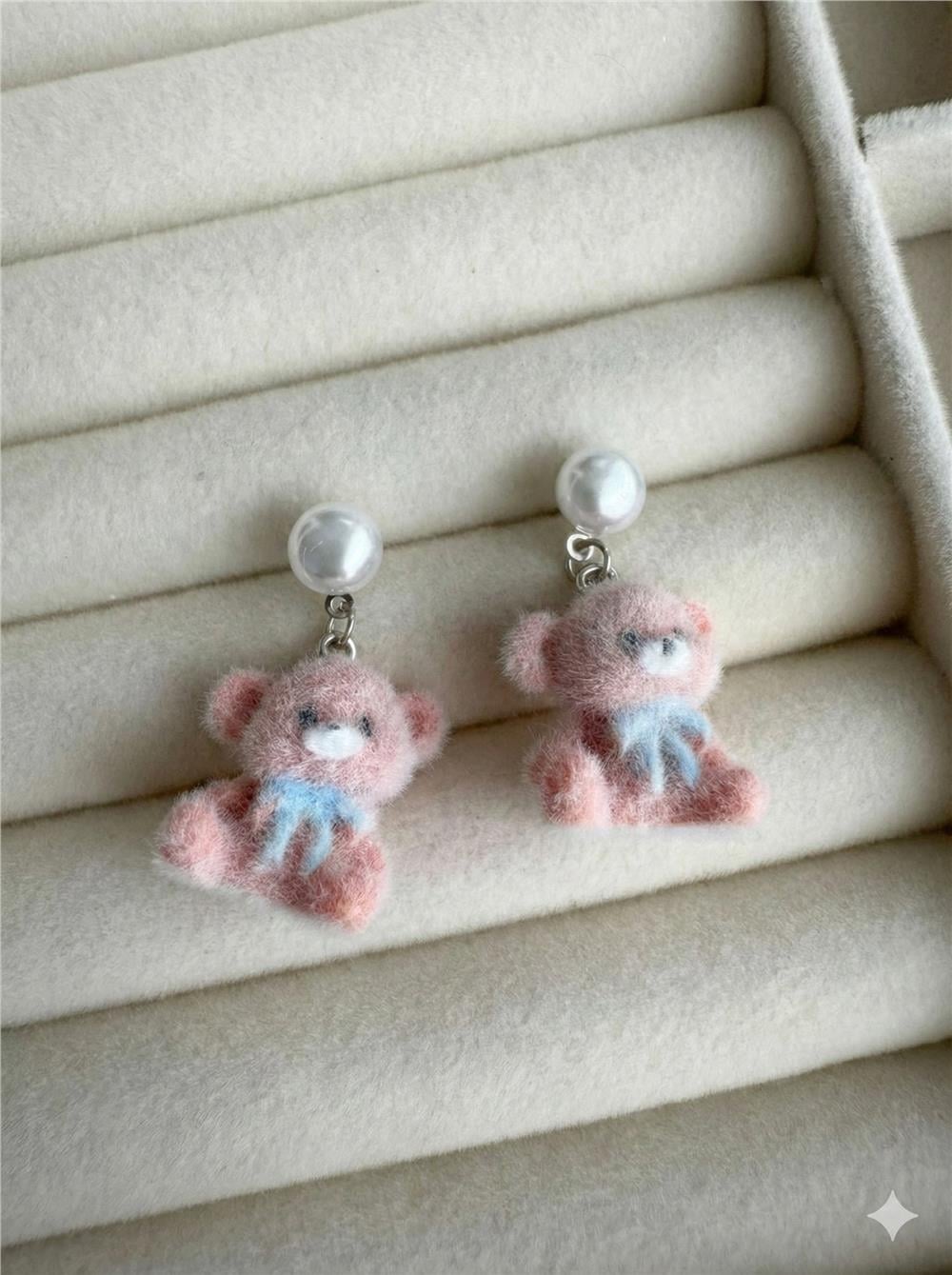 Pembe Kadife Dokulu Ayıcık ve İnci Detaylı Küpe
