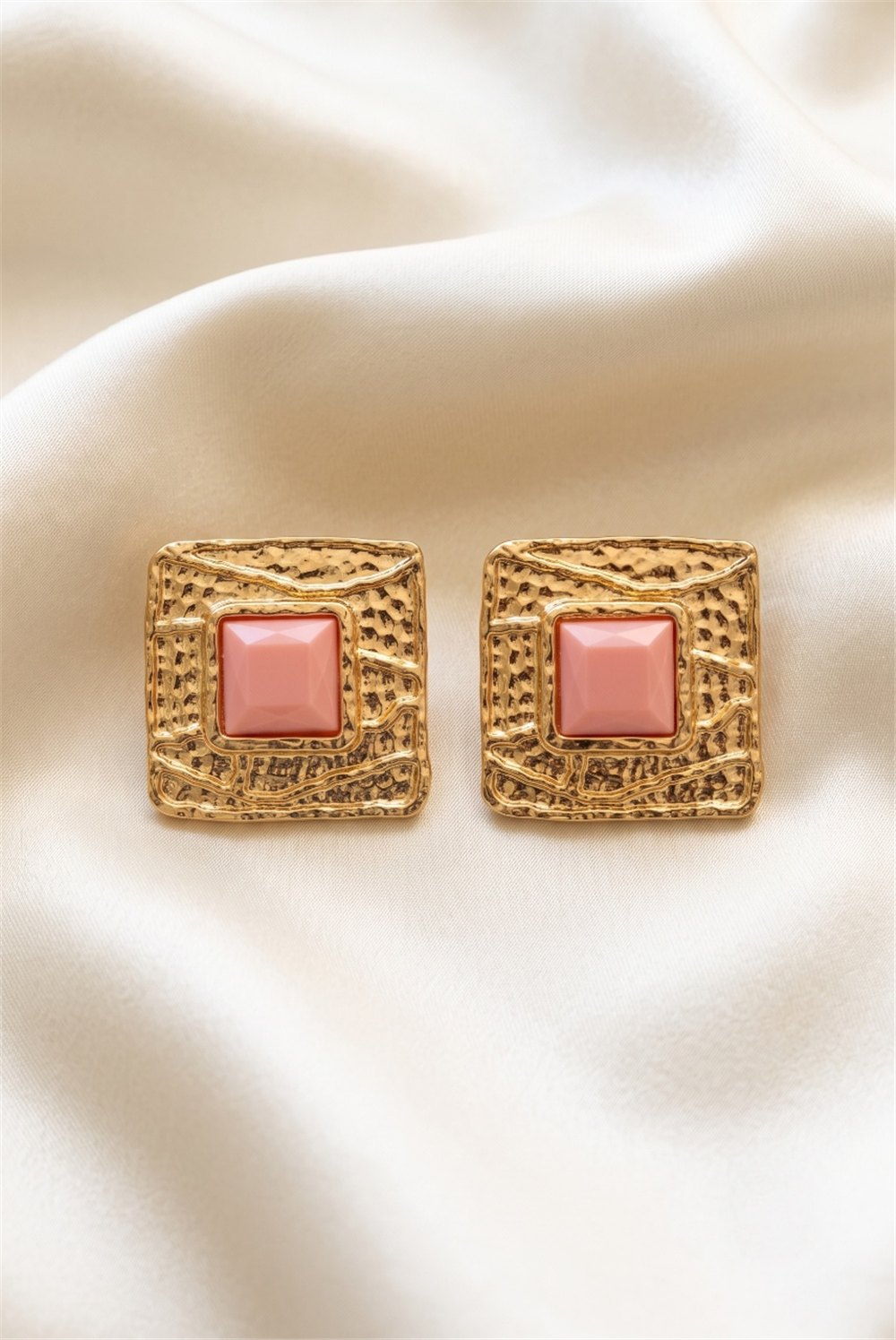 Pembe Kare Taşlı Dokulu Vintage Küpe