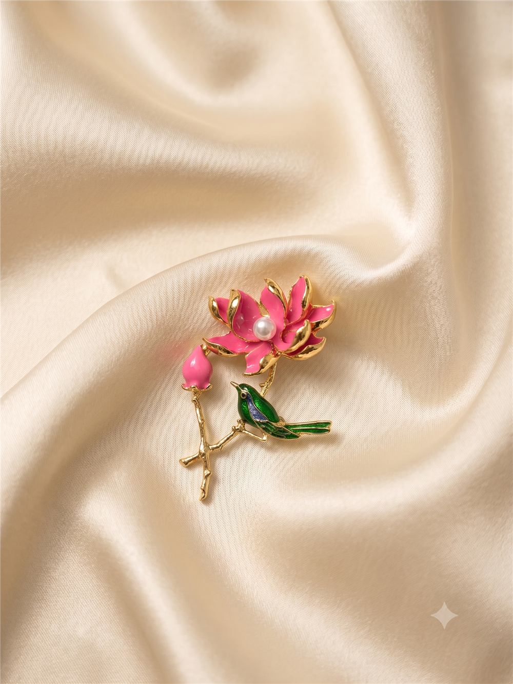 Pembe Lotus Çiçeği ve Yeşil Kuş Figürlü İncili BrOŞ