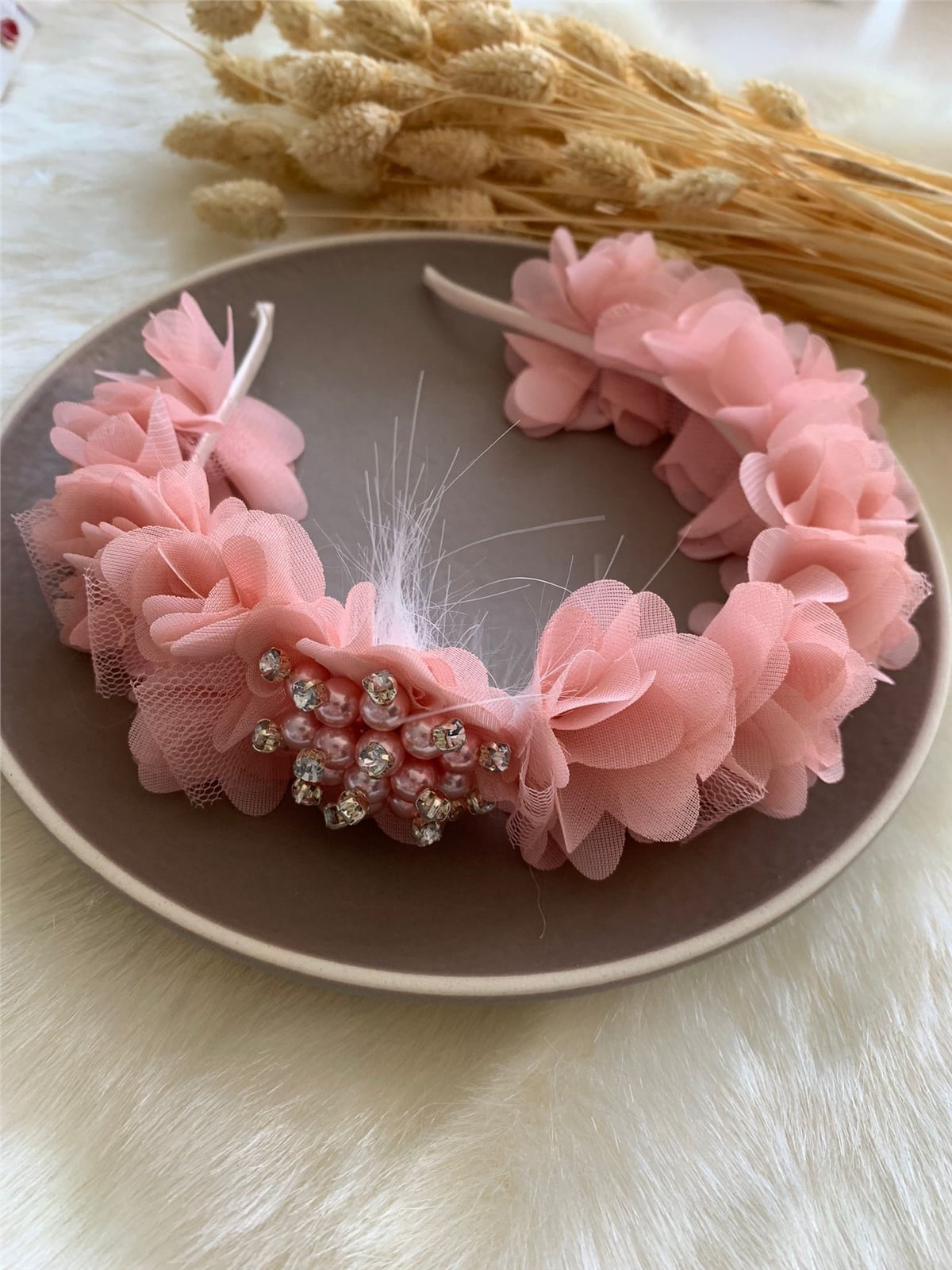 Pembe Tül Çiçekli İnci ve Taş ve Tüy Detaylı Lohusa Tacı
