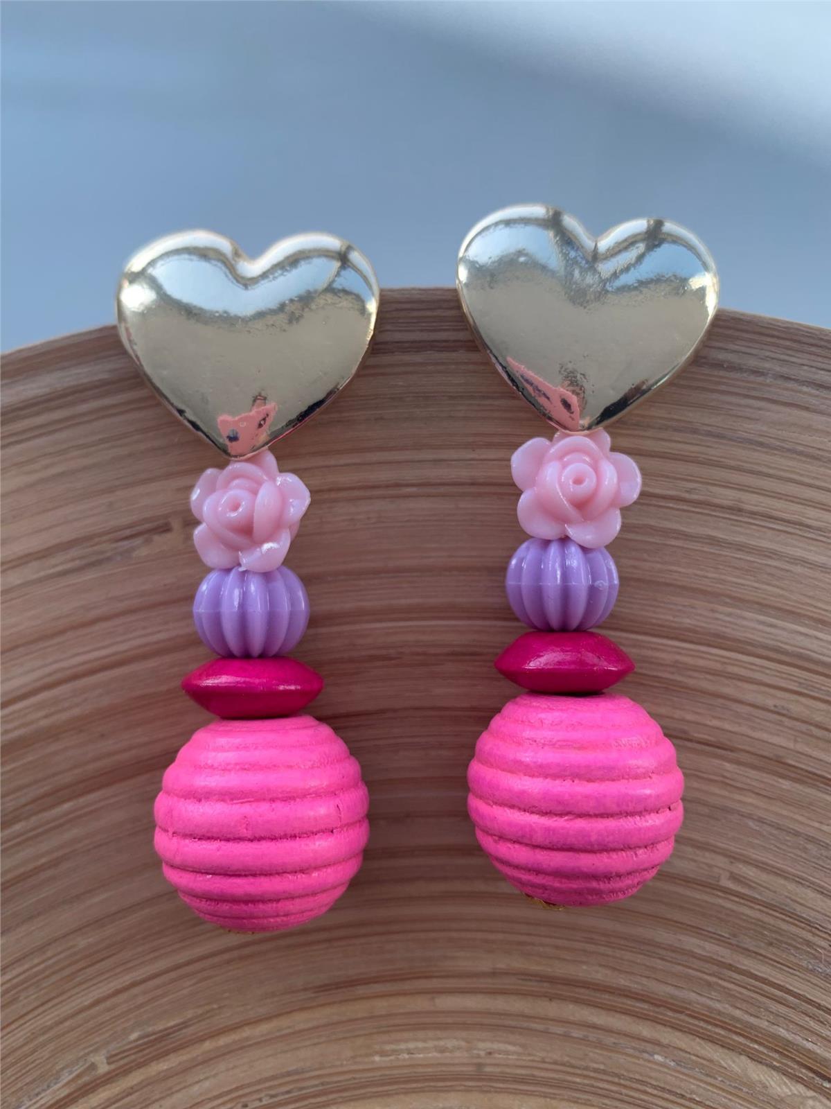 Pembe ve Mor Tonlarda Kalpli Tasarım Küpe