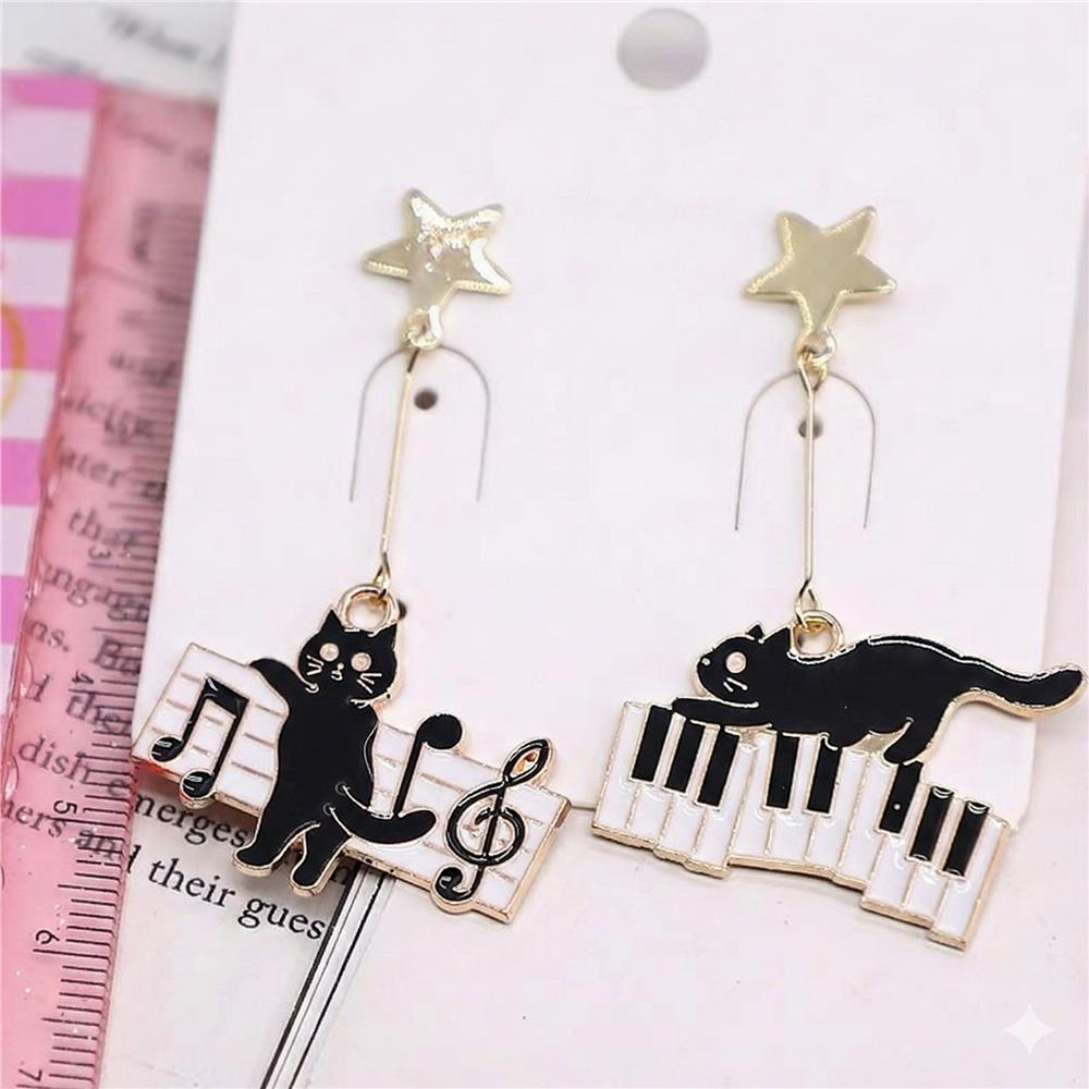 Piyano Tuşları ve Müzik Notalarında Gezen Siyah Kedi Küpe Seti