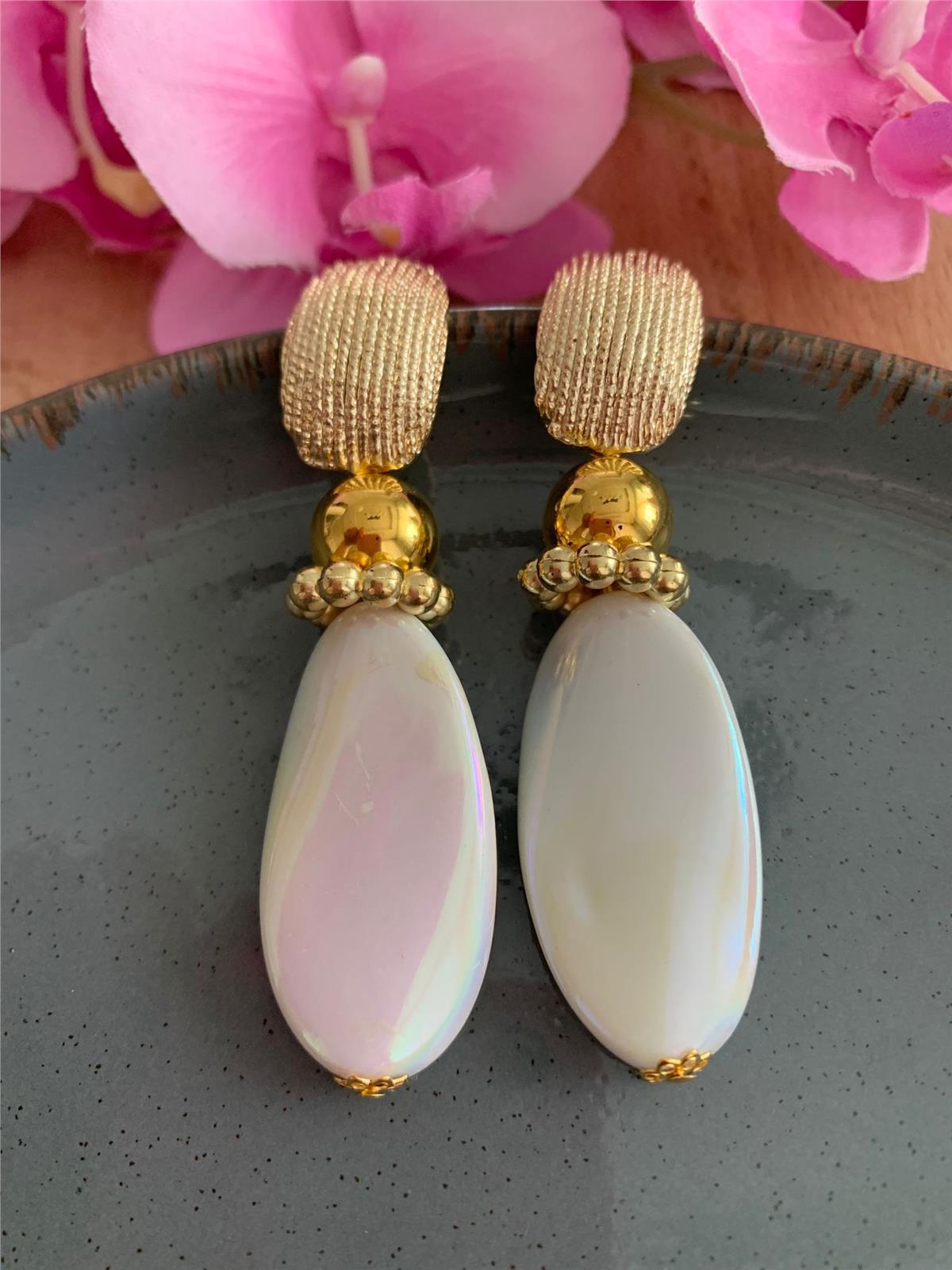 Sedefli Beyaz Boncuklu Tasarım Küpe