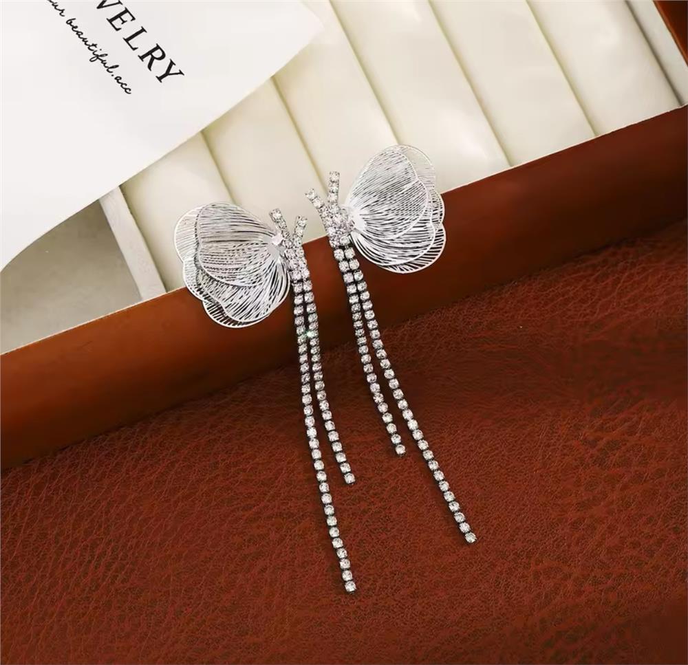 Silver Taş Sallantılı Kelebek Küpe