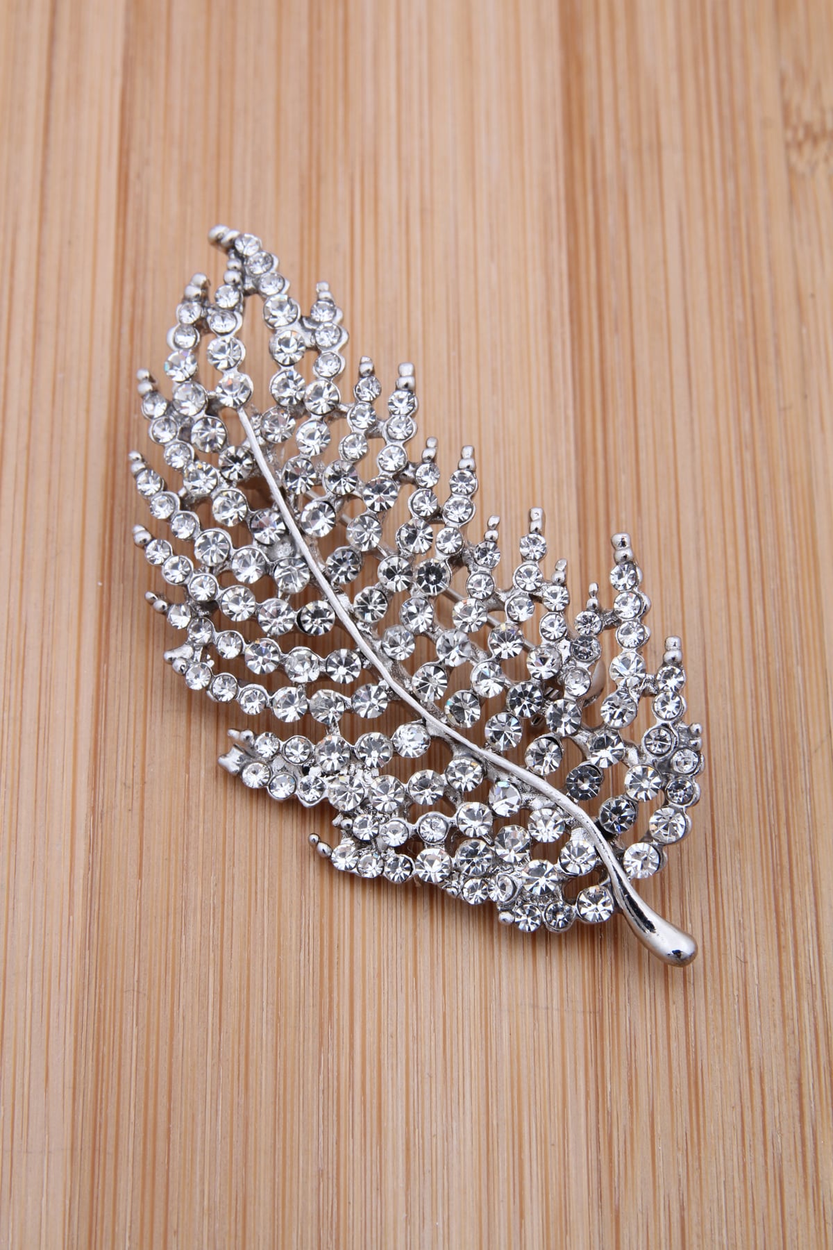 Silver Taşlı Tüy Şekilli Broş