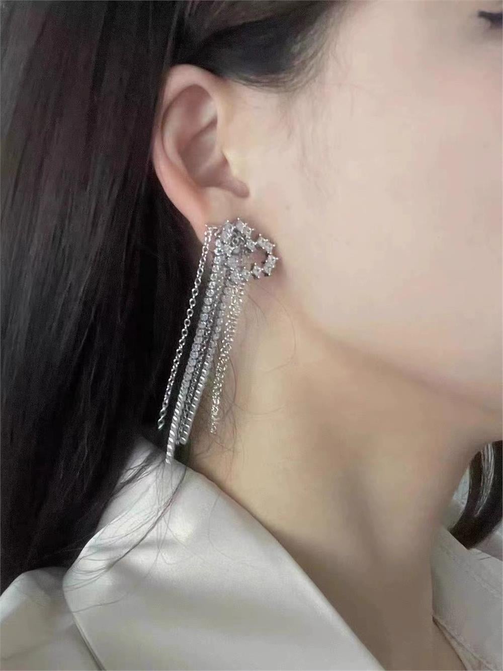 Silver Zincir Sallantılı Hayalet Kalp Küpe