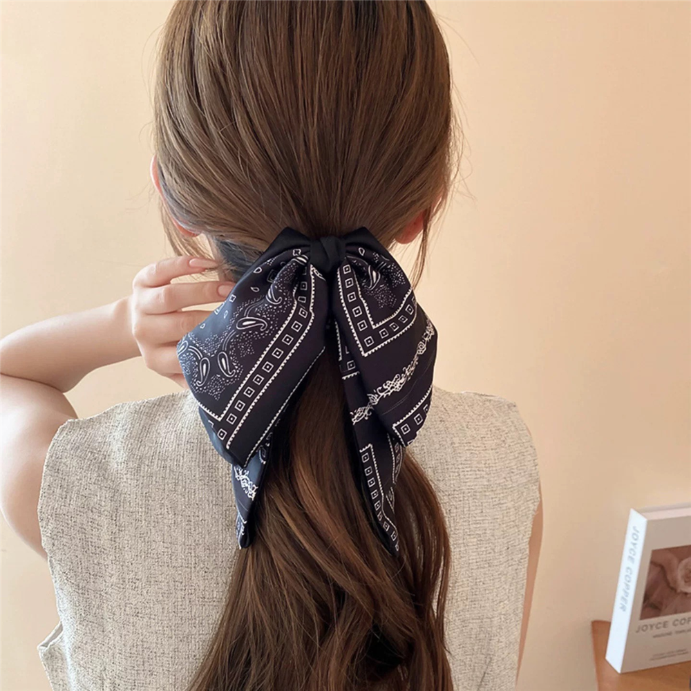 Siyah Bandana Desenli Büyük Fiyonk Toka