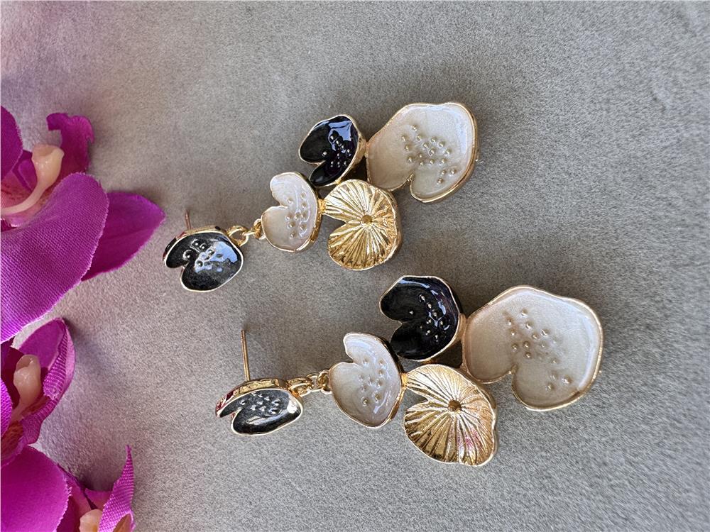 Siyah Beyaz Lotus Küpe