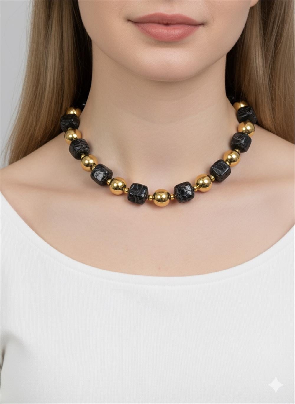 Siyah Doğal Taş Görünümlü ve Gold Top Boncuklu Modern Statement Kolye