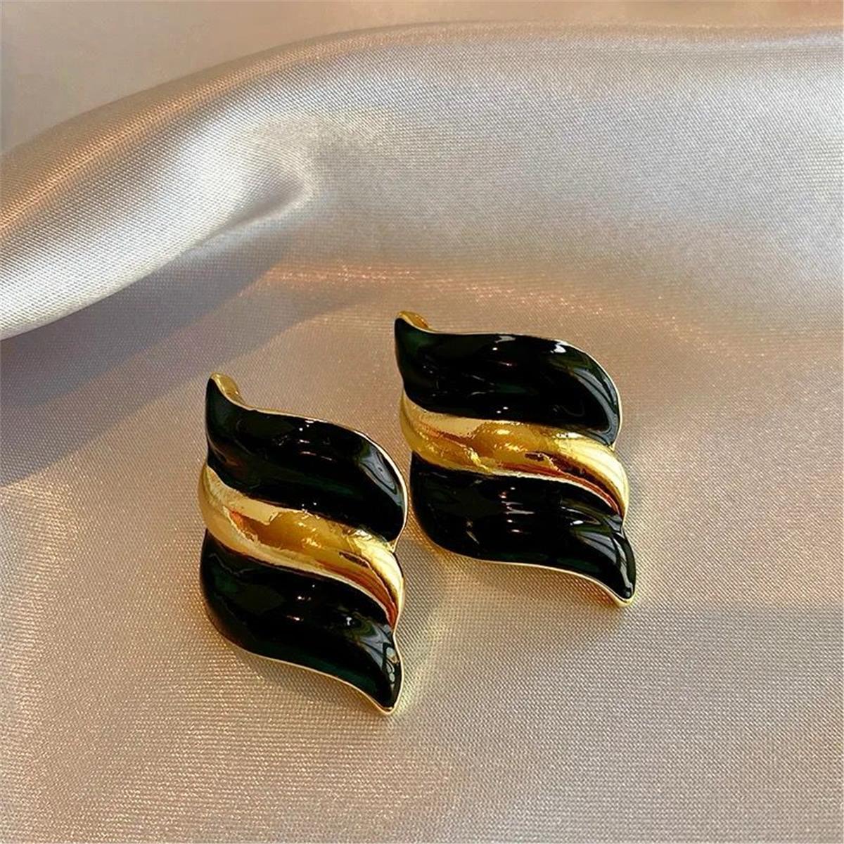 Siyah Gold Kıvrımlı Vintage Küpe