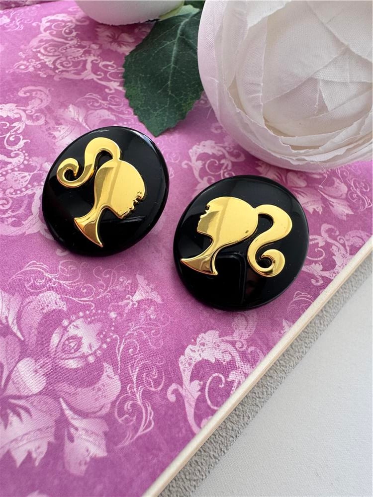 Siyah Gold Kız Figürlü Küpe
