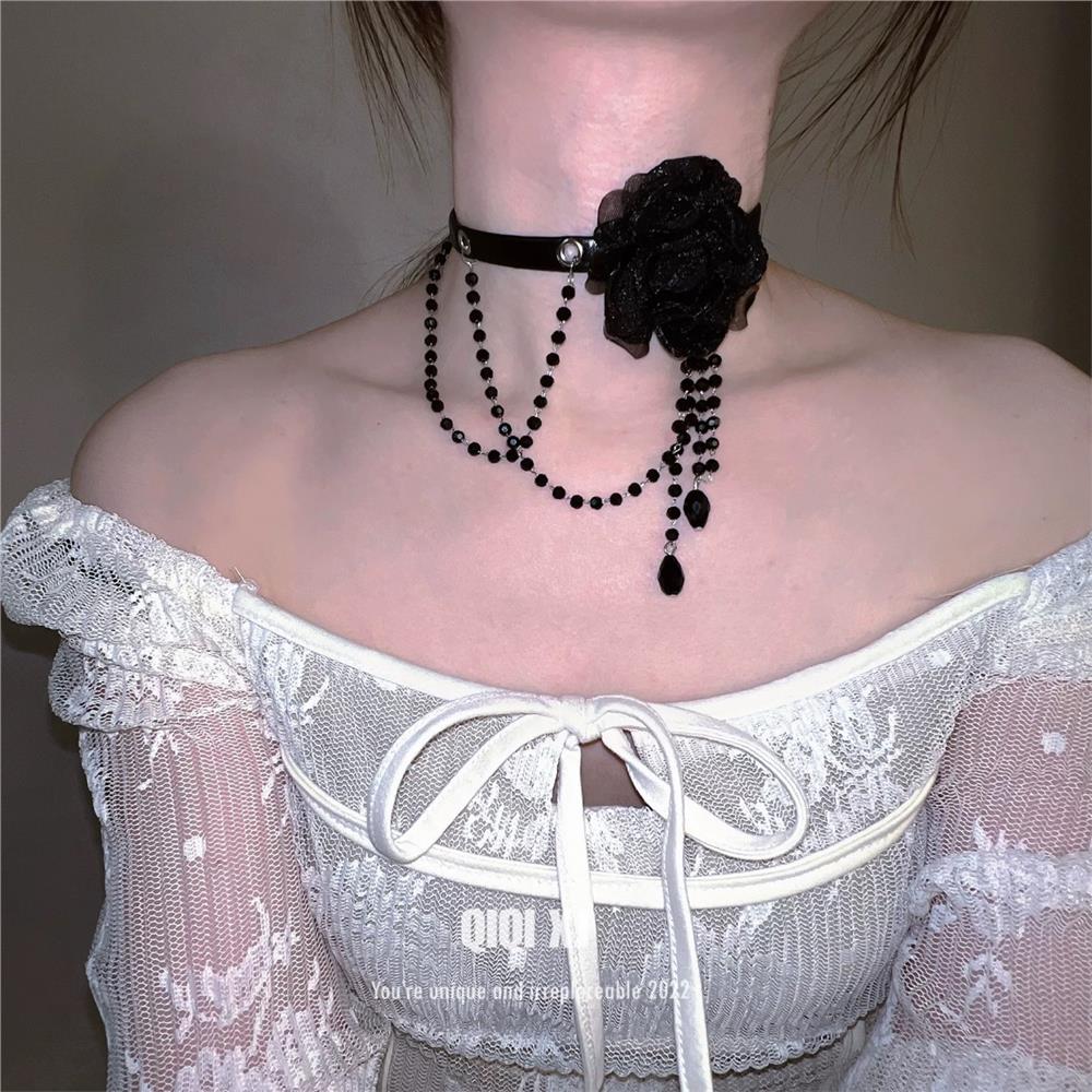 Siyah Gül Figürlü Sallantılı Tasma Choker Kolye
