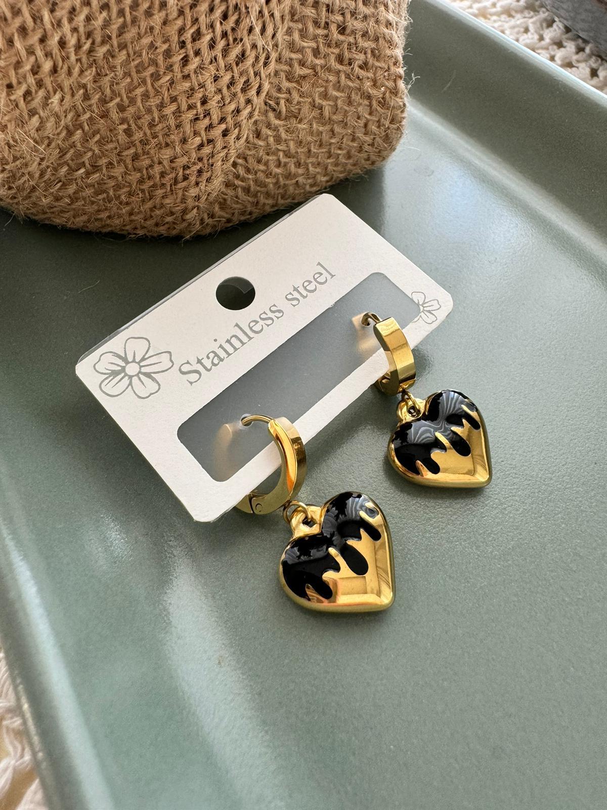 Siyah Mineli Kalp Çelik Küpe