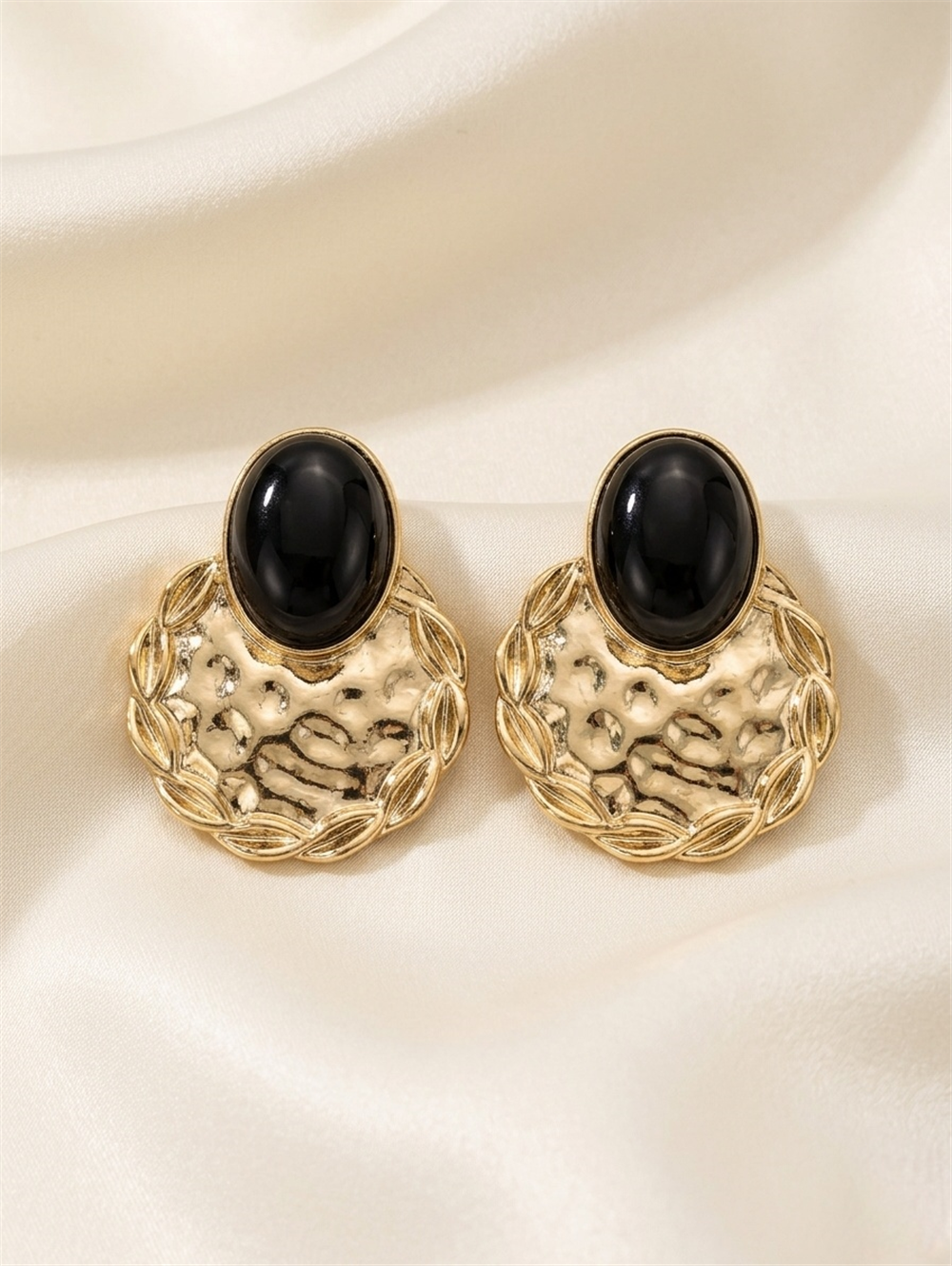 Siyah Oval Taşlı ve Gold Rengi Yuvarlak Dövme Metal Detaylı Küpe
