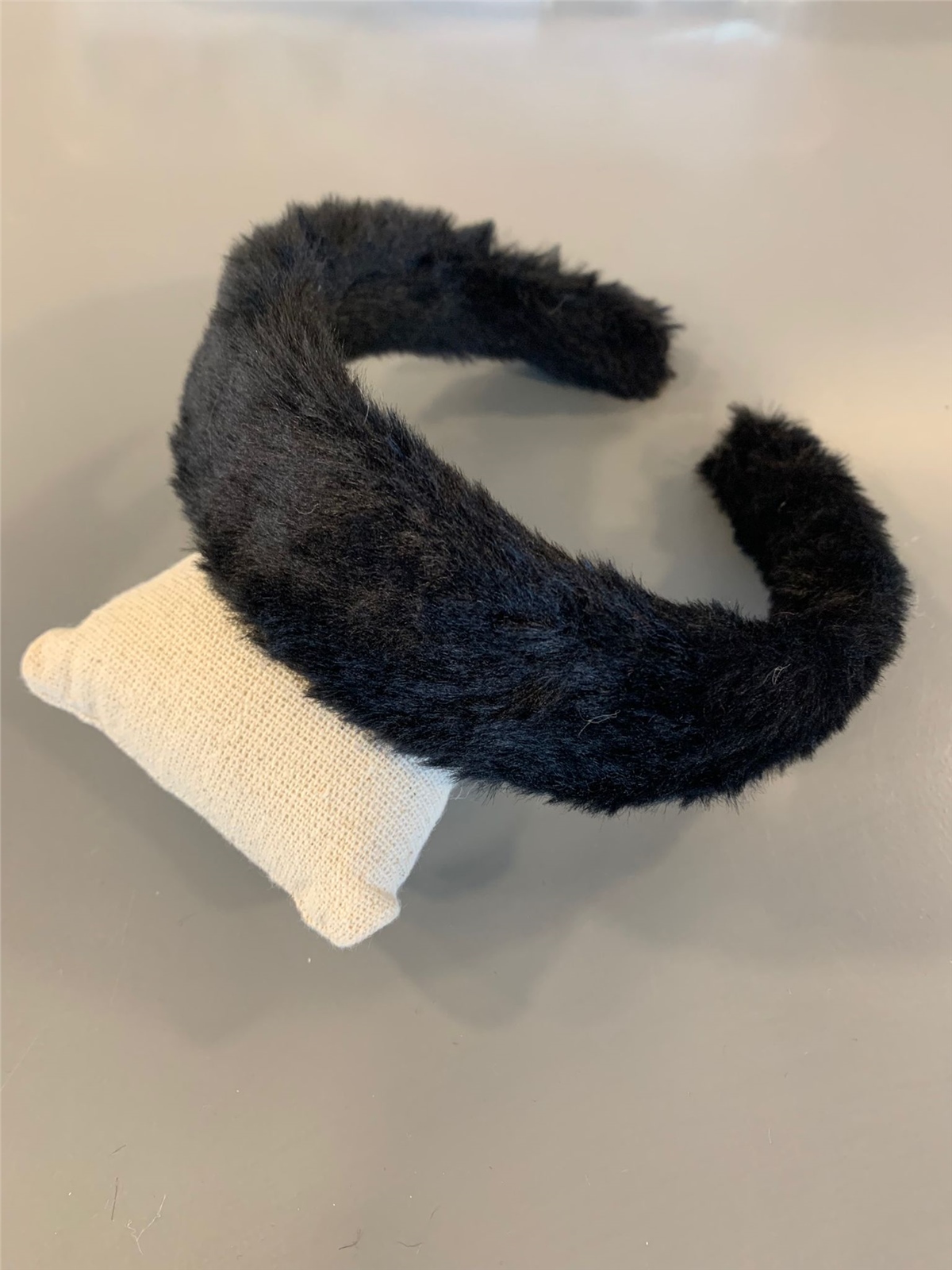 Siyah Peluş Yumoş Taç