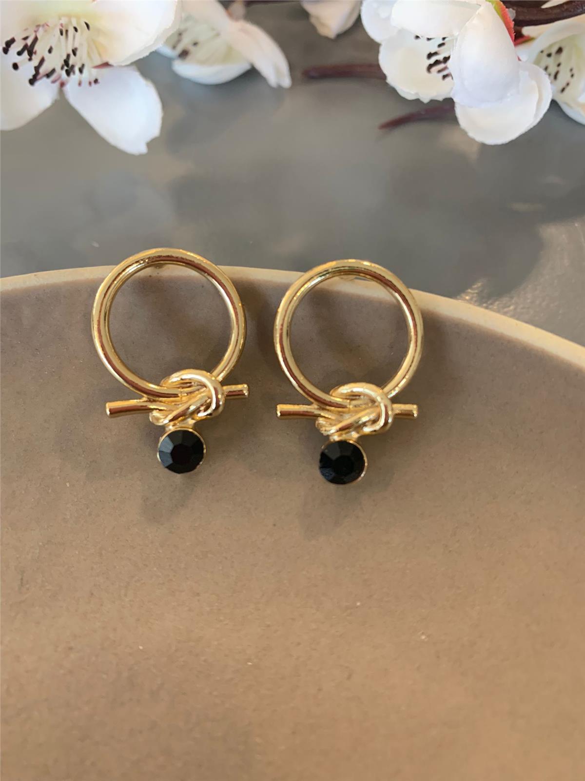 Siyah Taşlı Düğüm Daire Küpe